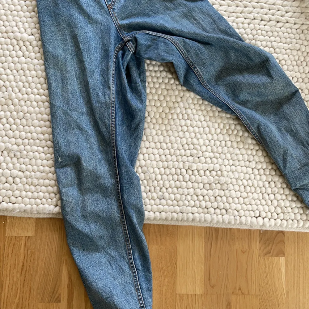 Hängsle byxorna är helt oanvändbara och har inga skador osv! . Jeans & Byxor.