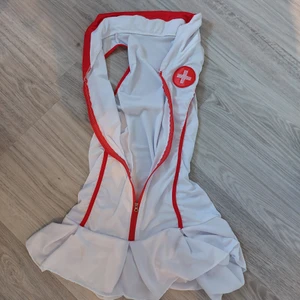 Sjuksköterska kostym  - Sjuksköterska kostym /utklädnad  i bra skick. One size. Är  stretchigt material och finns dragkedja så passar xs-m 