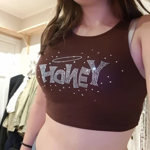 Linne - Fint linne med ordet honey skrivet på bröstet. Köptes på humana för 50kr, använt 2-3 gånger men i bra skick (: