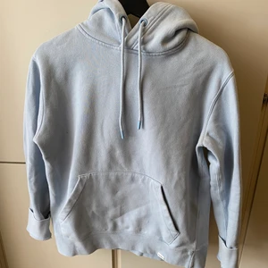 Ljusblå hoodie från PULL & BEAR - Jättefin hoodie som tyvärr inte kommer till användning längre. Färgen är superfin och passar perfekt nu till våren/sommaren! Bara att skriva för fler bilder 😊