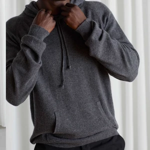 Kashmir hoodie - Såå fin kashmir hoodie från davida i 100% kashmir. Den är i mörkgrått oxh i jätte fint skick. I storlek s men kite större i storleken så sitter lite overzised men passar nog dom flest beroende på hur man vill att de  sitter. 💗💗