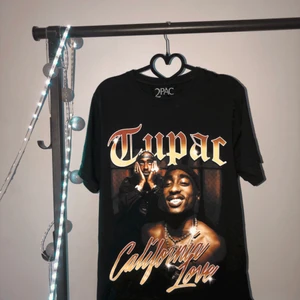 ”Tupac” Pull&Bear - Använd några gånger men har tagit väl hand om den 🐝
