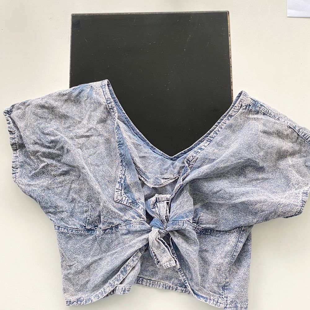 Guestimerar att den är från 90 talet / sent 80 tal such a gem 🌸 tyvärr passa den inte mig pga av att mina bröst va för stora 🥺 men honestly så fin made in italy and shit står size 16 så borde va ungefär small efter som storlekar från Italien är otroligt små och som sagt den är most likely från 90/80 talet frakt 45 kr 💜. Toppar.