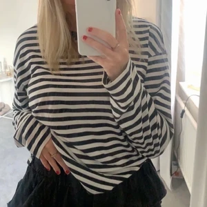 Randig tröja - Snygg randig tröja i storlek S, i bra skick. Köpt här på plick! ❤️