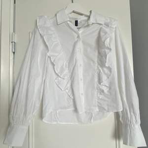 Jag säljer en jättefin vit skjorta från hm, devided då den inte passar mig💕