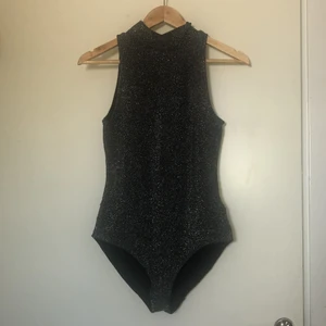 De från H&M size S - Jag har fått den toppen från en vän men jag tyckte inte om den, för det var glittrigt. Jag tror att den som gillar glittriga kläder kommer tycka om den. Jag har aldrig använt den