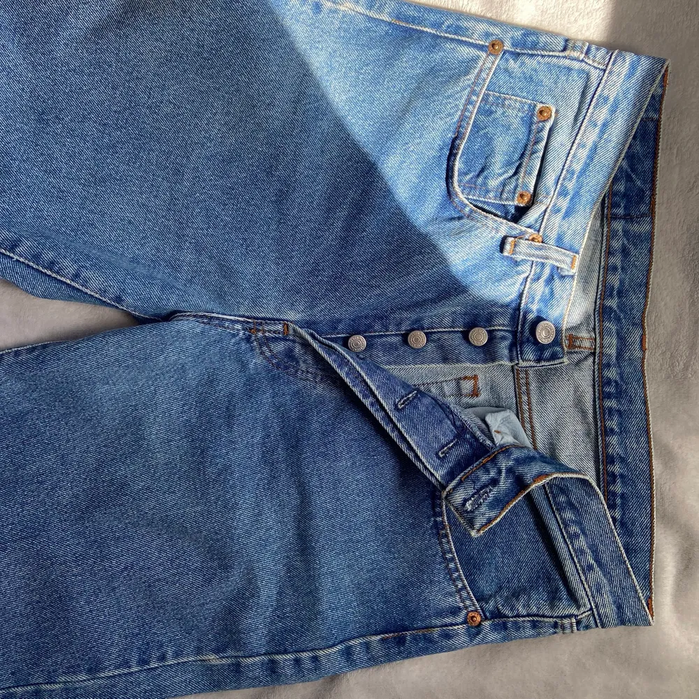 Super fina levis jeans säljer pga av att dom inte passar mig, dom är i storleken w33 l34 skriv privat vid intresse eller fler frågor💕  . Jeans & Byxor.