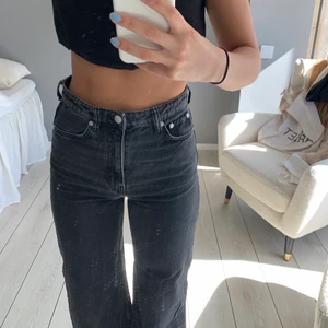 Svarta jeans - Svarta jeans ifrån weekday i modellen Ace. Jeansen är i storlek W26 L32. Säljer på grund av att jag redan har ett par  likadana. Jeansen är endast tvättade en gång. Ordinarierpriset är 500 kr🌼 Frakt tillkommer på 66 kr