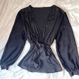 Blus  - Oanvänd blus i storlek XL men är mindre i storleken och passar även en storlek L