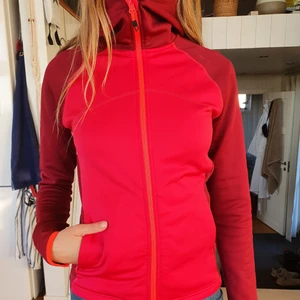 Funktionell träningshoodie - Knappt använd tröja som är otroligt skön och användbar. Färg mer som på andra bilden. 