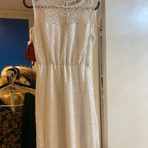 Student Klänning  - Hej jag säljer en jätte fin klänning som jag har använts en gång på studenten