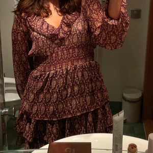 Zara klänning - Hej! Säljer min supersnygga klänning ifrån zara som är slutsåld. Inte riktigt min stil längre, använd 2 gånger💕 jag är 166 och bär storlek M, eftersom denne lite kortare💕 köp direkt för 300, annars buda från 200💕💕