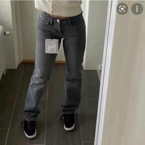 Gråa jeans Zara - HÖGSTA BUD 490, skriv i kommentarerna eller privat om du vill buda högre! Endast intressekoll. Första bilden är lånad de andra två är mina, kan skicka fler bilder hur de sitter på mig om de önskas. Det är low/mid rise jeansen från Zara. Köpt i deras butik förra året. Verkligen jättecoola och i fint skick. Vet ej inte säkert vad frakten blir så inget pris är självklart.