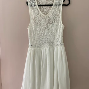 Vit klänning  - Vit klänning med strass stenar upptill 