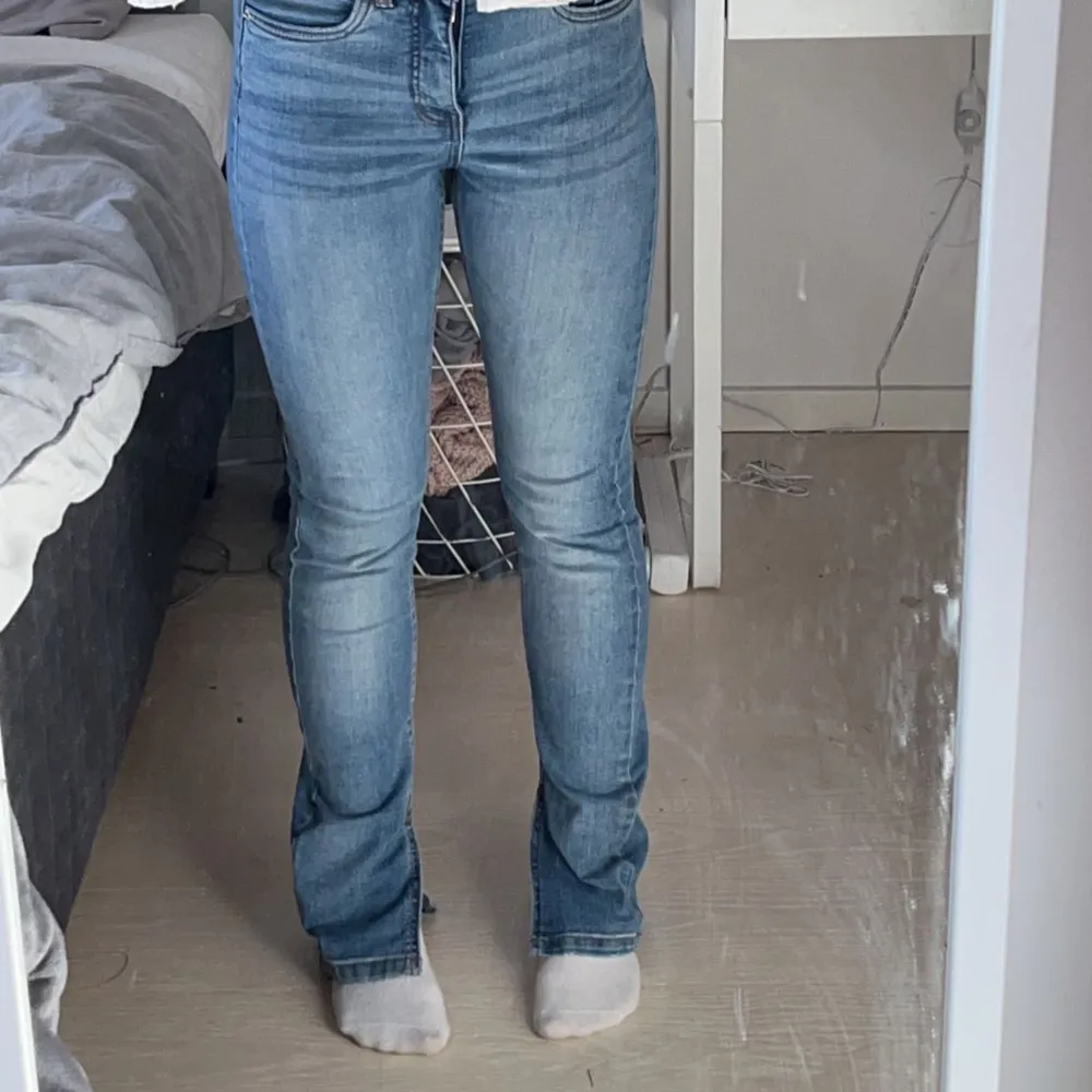  blå Midwaisth jeans med slits från lindex. Jeans & Byxor.