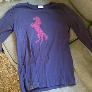 Hästtröja🐴 - Mörkblå häst tröja med ett rosa häst av tryck, använd för 2-3 år sedan, inga skador vad jag har märkt, långärmad till hösten🐴