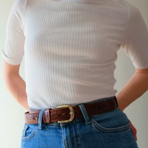 Vit t-shirt - Fin tröja som typ är en halvpolo. Den är använd mycket men fortfarande i bra skick! 