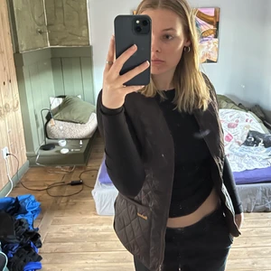 Brun väst  - Brun bäst, sparsamt använd. Köparen står för eventuell frakt. 🌸