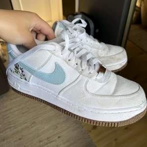 Fräscha Nike air force skor i storleken 37,5! Använda men fint skick, perfekta till sommaren! 💓 pris kan diskuteras 🌸 köpta för 1200 
