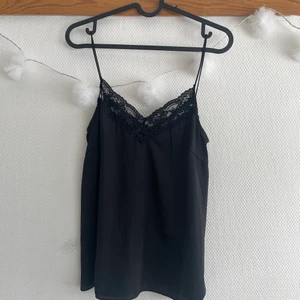 Sidenlikt linne med spets - Använt 1 gång, nyskick, lite för stort för mig och inte min stil längre, spets både fram och bak likadant