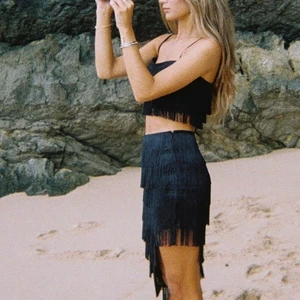 Frill sett från Hanna schönberg x nakd  - Sett från Hanna schönberg x nakd! Använd vid ett tillfälle och verkligen så fint och trendigt. Storlek 40 i toppen och 42 i kjolen. Jag är 175 cm lång så kjolen är perfekt i längd i storlek 42, hade blivit kortare med mindre storlek. Ordinarie pris för båda delarna är 930kr, jag säljer dem tillsammans för 500kr 