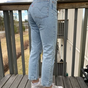 Levis jeans 501 - W26 L28  - Helt oanvända, bara provade. Säljer dessa då dem är för stora & tycker ej dem sitter bra på mig. Önskar jag kunde ha dem då dem är sjukt snygga. Det är min syster som har på sig dem på bilden & hon är 1.67 cm. Ordinarie pris - ca 1000kr säljer för 500kr