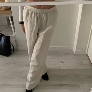 Linnebyxor - Säljer dessa skitfina linnebyxor för dem tyvärr är för stora på mig, använda en gång så nyskick! Har vikt ner kanten lite på första bilderna då ja ville ha dem lågmidjade, gör man ej de ser den ut som på bild 3. Hör av er vid frågor eller fler bilder! Frakten tillkommer ☀️🌺🥰