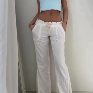 Roxy linnebyxor  - Linnebyxor från Roxy. Endast testade med prislapp kvar. Storlek M men passar S-M. Lånade bilder men kan skicka egna om ni vill❣️ HÖGSTA BUD 520!!