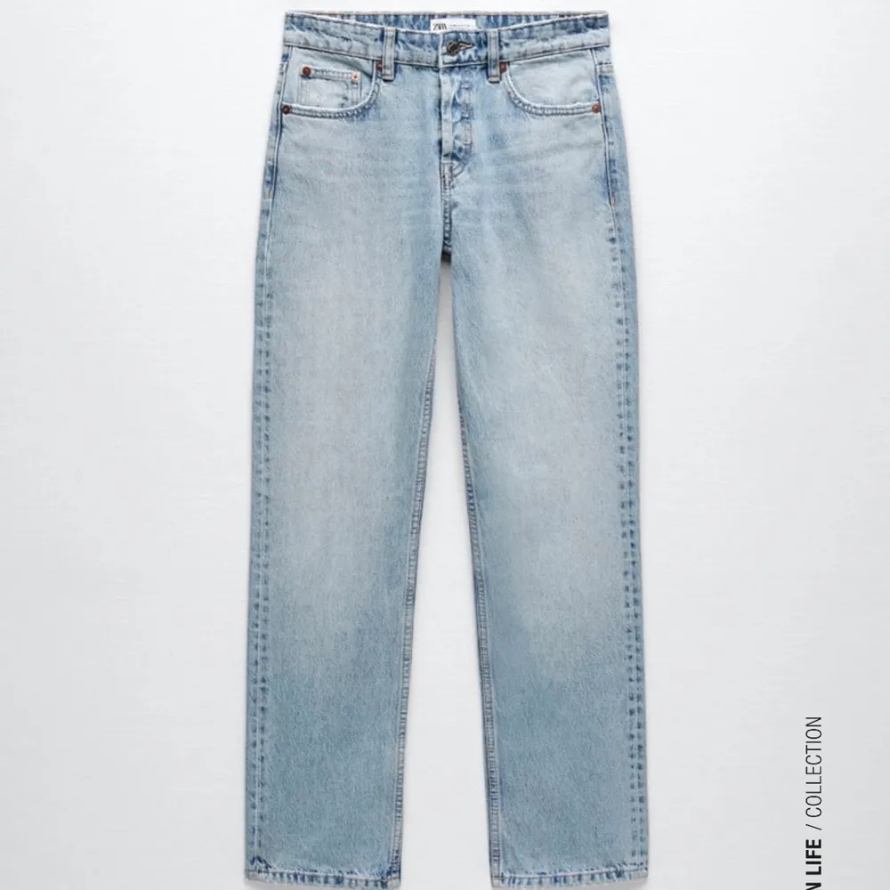 Mid Rise jeans från zara, ljusblå, då dem är i lite större storlek sitter dem snyggt lågmidjat 💓💓 köp direkt för 300kr 💓💓. Jeans & Byxor.