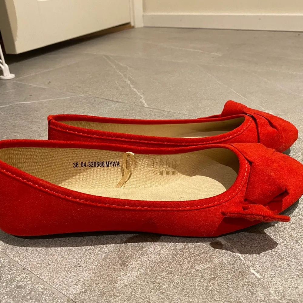 Ett par röda oanvända Alley ballerina skor i storlek 38, perfekta för sommaren och är lätta att ta på och av! Storleken är som sagt 38 men passar mig som har 39. Skor.