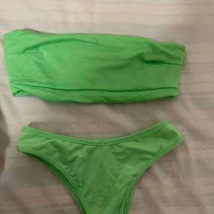 Neon bikini från PrettyLittleThing i storlek 10/38/medium 
