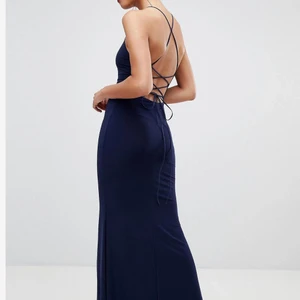 Klänning från asos  - Klänning från asos köpt för 450kr och använd 1 gång! Stretchig och går att justera i ryggen. Frakt tillkommer på 62kr går att mötas i malmö och Lund men helst i Arlöv! 36 men passar 38