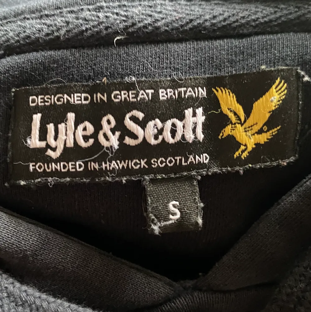 Snygg marinblå Lyle & Scott tröja i storlek S! Använd men fortfarande i väldigt fint skick, skriv privat för fler bilder. Frakt tillkommer och pris kan diskuteras! 🤍. Hoodies.