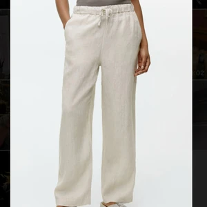 Linnebyxor arket  - Mina favorit beiga linnebyxor från arket!! Endast använda en gång då jag insåg att det va för stora, så har köpt ett par andra nu! Frakt tillkommer. Storlek M