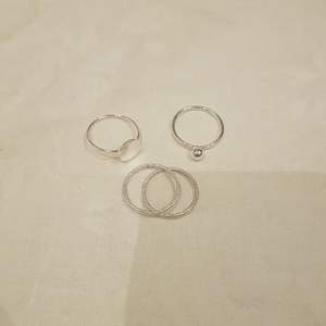 4 st smala silver ringar, kan säljas separat för 7 kr eller tillsammans för 25 kr (: