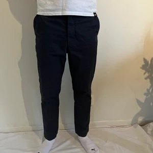 Hm Kinos. Storlek W 32 L 30 slimfit  - Kinos från hm. Köpta i december och använda två gånger. Dem är i nyskick. Dem är mörkblåa. Byxorna sitter kort på mina ben när jag sitter och jag är 190 överigt sitter dem bra. Panikköpta inför nyår för att matcha min tjejs klänning och därför dem inte passar bra på mig. 