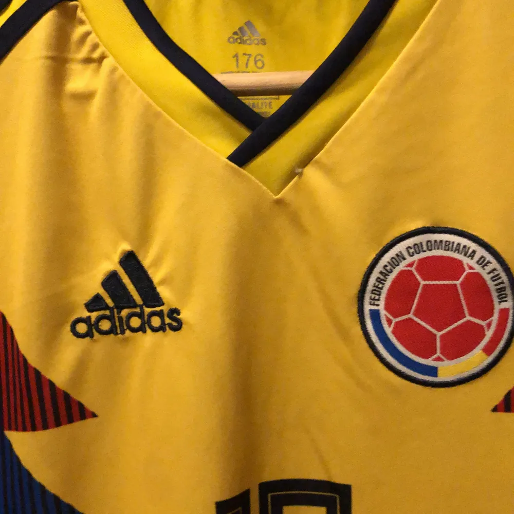 Adidas colombia tröja från 2017. James Rodriguez på ryggen. Använd men i schysst skick. 176 storlek. . T-shirts.