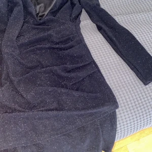 Glitter klänning från Mango - Svart lite enkelt glittrig klänning från Mango i strl S. Använd 1 gång. Nypris 699kr