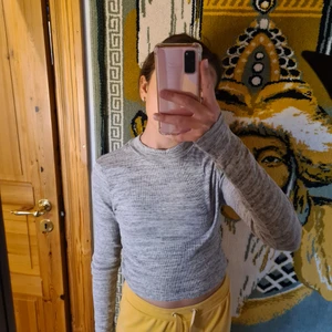 Tröja - Jättefin tröja från h&m divided! Använd 4-5 gånger. Säljes pga den inte har kommit till användning. Kontakta om du har några frågor eller vill köpa🤍