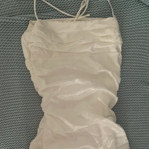Vit mini klänning - Säljer min NYA vit mini klänning från Princess Polly med prislappen kvar! Så fin och perfekt till sommaren. Skriv pm för mer bilder/några fråga! Pris kan diskutera:) 