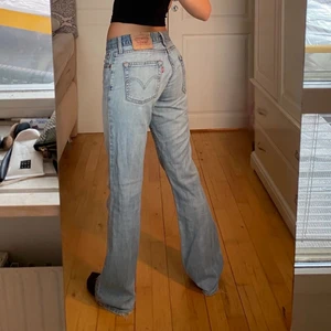 Levis Jeans  - Gamla levis jeans som är min mammas. Kan tyvärr inte ha de eftersom de är för långa för mig. I toppen skick! . Lånade första två bilderna, som är liknande till de, 3 bilden är de jag säljer! .  Skriv privat för mått/fler bilder. Köparen står för frakt. 💕