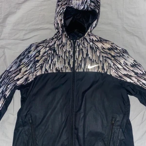 Nike vindjacka ✨ - Vind / regn jacka ifrån Nike med reflex. I storlek M. Köpt 2017 men i fint skick. 