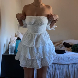 STUDENTKLÄNNING - Säljer denna superfina klänningen från det australiensiska märket showpo som passar perfekt nu till student/skolavslutning i strl 34. Klänningen är oanvänd med alla lappar kvar!