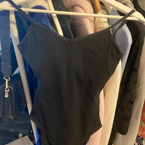 Balettdräkt  - Balettdräkt med fin korsning i ryggen, knappast använd. Minns inte var den är köpt tyvärr<3 Lite tight så skulle inte säga att den är riktigt M utan mer typ en S eller XS