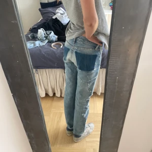 Acne jeans - Säljer mina skitsnygga och eftertraktade jeans från acne!! De här är verkligen sååååå coola och najs🖤🖤🖤passar mig som oftast har strl 34.                             W-25 L-32 tror jag 