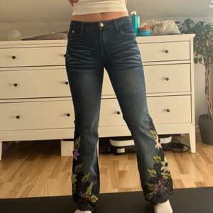 Supersöta bootcut jeans med broderade blommor och pärlor!🌺 Står ingen storlek, men passar bra på mig som brukar ha 36/38.