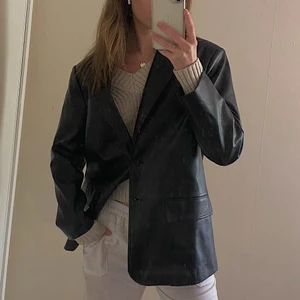 Skinnblazer - Intressekoll på denna supersnygga skinnblazer från Zara. Endast använd en gång och därmed i nyskick. Storlek S men passar de flesta beroende på önskad passform💗