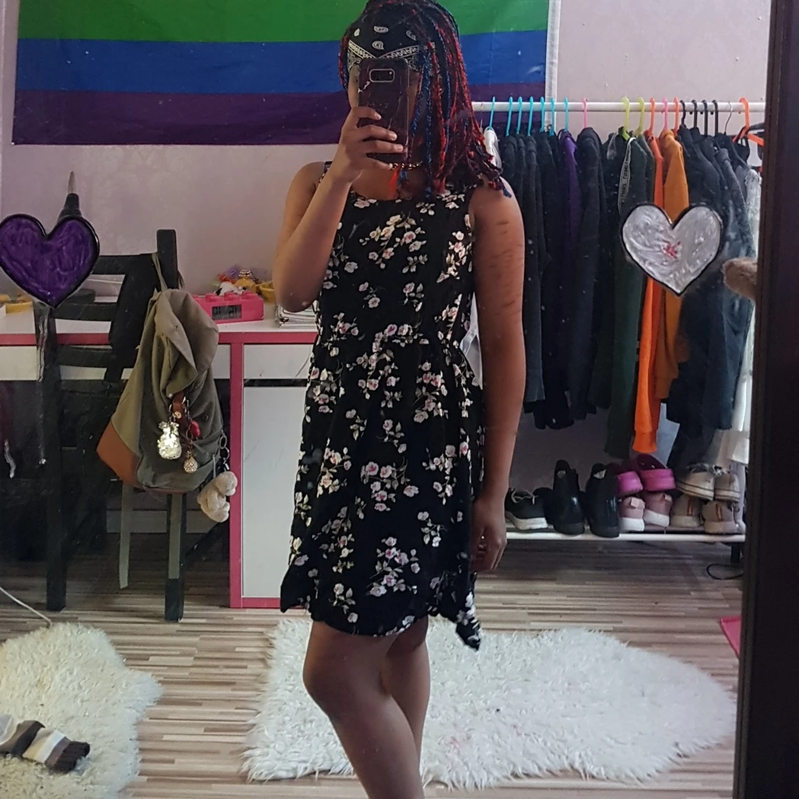 Svart klänning med blommor