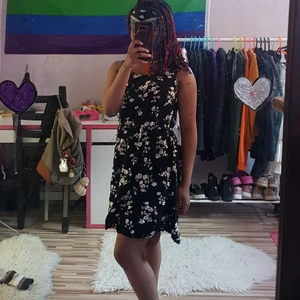 Svart klänning med blommor - Svart enkel sommarklänning, oanvänd i nyskick. Skriv privat vid frågor eller intresse!