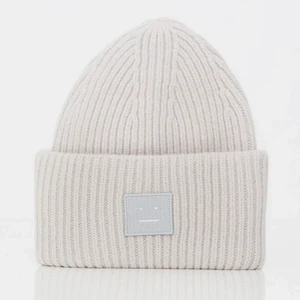 Acnemössa - Säljer en ljusbeige acnemössa, de finns lite sminkfläckar i den men de är inget som syns utvändigt💘 